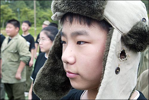 28일 오전 충남 천안시 목천면 국립중앙청소년수련원에서 진행되는 독립군 체험 캠프에 참가한 학생의 이마에서 구슬땀이 흘러내리고 있다. 